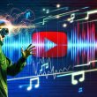 YouTuber umgeben von bunten Soundwellen, modernen Musiknoten, YouTube-Logo, Shorts und auffälligen Like-Icons auf einem urban-digitalen Hintergrund