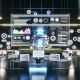 Moderner Arbeitsplatz mit großem Bildschirm, auf dem ein umfassendes SEO-Dashboard mit Analysen, Web Vitals und technischen Tools angezeigt wird, umgeben von digitalen Symbolen wie Brand Authority und Server-Speed in futuristischer Umgebung.