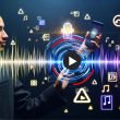 Junger Marketingprofi mit Smartphone zeigt das YouTube-Logo und Soundwellen vor leuchtenden Codestreifen und urbanen Datenvisualisierungen in Neonfarben.