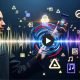 Junger Marketingprofi mit Smartphone zeigt das YouTube-Logo und Soundwellen vor leuchtenden Codestreifen und urbanen Datenvisualisierungen in Neonfarben.
