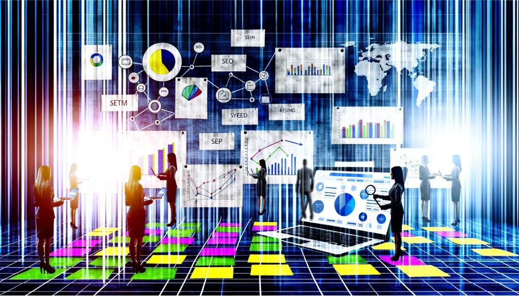 Digitales Marketing-Team analysiert SEO-Daten und Strategien an einer Wand mit Post-its, Diagrammen und Laptop, im Hintergrund Bildschirme mit SEO-Kennzahlen und Sitemaps.