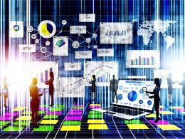 Digitales Marketing-Team analysiert SEO-Daten und Strategien an einer Wand mit Post-its, Diagrammen und Laptop, im Hintergrund Bildschirme mit SEO-Kennzahlen und Sitemaps.