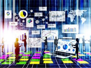 Digitales Marketing-Team analysiert SEO-Daten und Strategien an einer Wand mit Post-its, Diagrammen und Laptop, im Hintergrund Bildschirme mit SEO-Kennzahlen und Sitemaps.