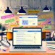 Urbanes, modernes Büro mit Laptop und mehreren geöffneten Browser-Tabs kostenloser SEO-Tools sowie Whiteboard voller handschriftlicher SEO-Strategien.
