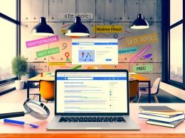 Urbanes, modernes Büro mit Laptop und mehreren geöffneten Browser-Tabs kostenloser SEO-Tools sowie Whiteboard voller handschriftlicher SEO-Strategien.