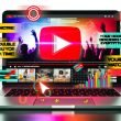 Digitale Zeitschriftentitelseite mit YouTube-Interface auf Laptop, auffälligem Play-Button, Analytics-Grafen und Fans im kreativen Arbeitsprozess.
