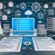 Professioneller Blog-Marketing-Arbeitsplatz mit Checkliste, Laptop mit Analyse-Tools, technischen Symbolen und KPI-Diagrammen