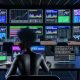 Person analysiert Dashboard mit bunten Grafiken zu Ad Revenue und Website-Traffic in einer futuristischen Redaktion, umgeben von Werbebannern und Header-Bidding-Code.