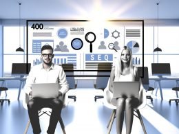 Modernes Magazin-Cover zeigt selbstbewusste Marketer vor Laptops in stylischem Büro mit großflächigen Blog- und SEO-Dashboards und überblendeten Trend-Icons.