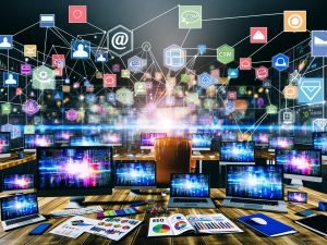 Überladener Schreibtisch mit blinkenden Bildschirmen, Social Media-Kanälen, Werbeanzeigen, Analysediagrammen und digitalen Netzwerk-Icons für SEO, E-Mail, CRM, Paid Ads und Analytics, alles hypervernetzt und leicht chaotisch.