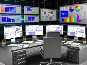 Futuristischer Büroarbeitsplatz mit mehreren Bildschirmen voller SEO-Analytics, Keyword-Tools und Rankings, strukturierter Schreibtisch mit Notizen und Checklisten, große bunte Website im Hintergrund zwischen verschwimmenden Konkurrenzseiten.