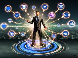 Collage einer 360-Grad-Marketingkampagne mit Geschäftsperson im Zentrum, umgeben von Icons und Diagrammen, die verschiedene Marketingkanäle und deren Integration repräsentieren.