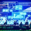 Futuristischer Redaktionsarbeitsplatz 2025 mit holografischen Werbemetriken, modernen Ad-Lösungen und verblassten Banneranzeigen im Hintergrund.