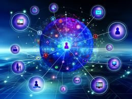 Abstrakte 360-Grad-Daten-Sphäre mit vernetzten Marketing-Icons und Teammitgliedern, die mit Laptops und Tablets zusammenarbeiten, in glänzenden Blau- und Violetttönen.