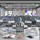 Ein Marketer arbeitet konzentriert an einem großen, hellen Schreibtisch voller Notizen und Geräte. Im Hintergrund Monitore mit komplexen Tracking-Dashboards, Heatmaps, Datencharts und abstrahierten Data Layer-Icons, umgeben von schwebenden Consent-Popups und digitalen Werbeanzeigen.