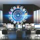 Modernes Büro mit großen Monitoren, die verschiedene Marketingkanäle und eine 360-Grad-Visualisierung der Customer Journey in Echtzeit darstellen.