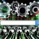 Modernes Editorial-Layout mit imposanter Google-Suchleiste, großen Algorithmus-Zahnrädern, Circuit-Board-Elementen, blinkenden Trendpfeilen, SEO-Experten an Monitoren und digitalen Wellen im Hintergrund.