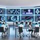 Futuristisches Büro mit Marketern an digitalen Dashboards, die Echtzeit-Datenströme, APIs, Automatisierung und SEO-Analysen anzeigen.