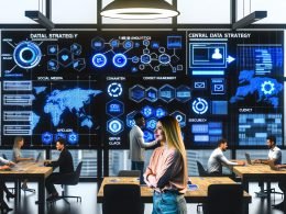 Marketing-Team diskutiert vor großem Data Dashboard mit verschiedenen Datenquellen und Whiteboards in einem offenen, modernen Büro.