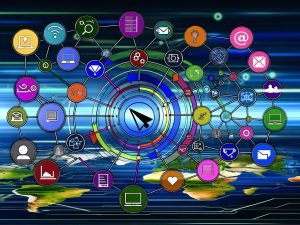 Abstrakte Infografik zur Customer Journey mit verbundenen, bunten Marketingkanälen, digitalen Tools und Datenströmen auf futuristischem Hintergrund