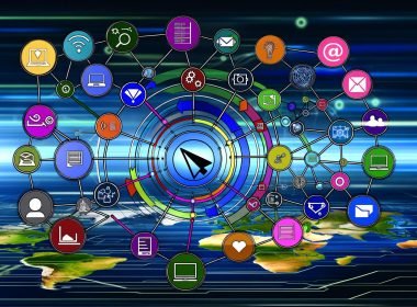 Abstrakte Infografik zur Customer Journey mit verbundenen, bunten Marketingkanälen, digitalen Tools und Datenströmen auf futuristischem Hintergrund