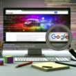 Computer-Bildschirm mit leuchtenden, individuellen Bildern, umgeben von technischen Notizen, Stift und Symbolen für Bildsuche. Dezente Hinweise auf Web-Code und moderne Bildformate, Stockfoto im Hintergrund.