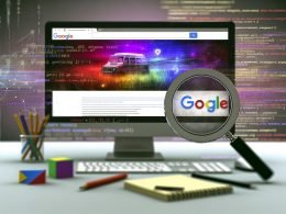 Computer-Bildschirm mit leuchtenden, individuellen Bildern, umgeben von technischen Notizen, Stift und Symbolen für Bildsuche. Dezente Hinweise auf Web-Code und moderne Bildformate, Stockfoto im Hintergrund.