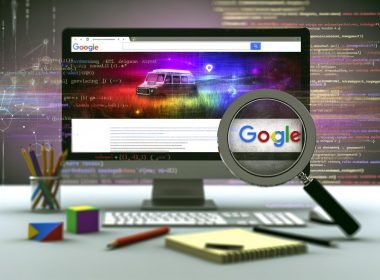 Computer-Bildschirm mit leuchtenden, individuellen Bildern, umgeben von technischen Notizen, Stift und Symbolen für Bildsuche. Dezente Hinweise auf Web-Code und moderne Bildformate, Stockfoto im Hintergrund.