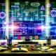 Moderner Schreibtisch mit mehreren Monitoren, digitalen Diagrammen, SEO-Grafiken und Notizzetteln; umgeben von bunten Symbolen wie Trust-Siegeln und Conversion-Icons. Im Licht hervorgehobener Arbeitsplatz vor verblassenden Konkurrenzseiten.