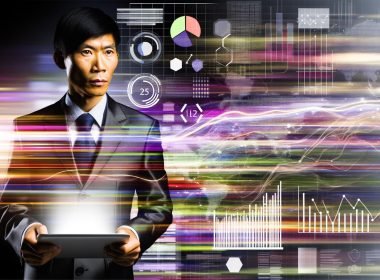 Marketing-Experte mit Tablet steht vor digitalen Dashboards und bunten Datenströmen, die strategische, datenbasierte Marketingentscheidungen darstellen.