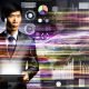 Marketing-Experte mit Tablet steht vor digitalen Dashboards und bunten Datenströmen, die strategische, datenbasierte Marketingentscheidungen darstellen.
