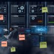 Magazincover mit abstrakter, futuristischer SEO-Maschine, Zahnrädern, Datenströmen, Webseitenwireframes und Charts in Schwarz, Blau, Grün und Silber.