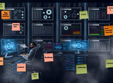 Magazincover mit abstrakter, futuristischer SEO-Maschine, Zahnrädern, Datenströmen, Webseitenwireframes und Charts in Schwarz, Blau, Grün und Silber.