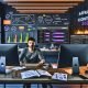 Profi-Marketer in digitalem Loft-Büro mit Monitoren voller Heatmaps, Conversion-Graphen, Consent-Banner, SEO-Daten und komplexem Affiliate-Tracking. Notizbuch mit Funnel-Skizzen, Smartphone, LED-Lichtleisten und Whiteboard sichtbar.