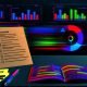 Ultramoderner Schreibtisch mit ausgedruckter Checkliste, geöffnetem Notebook mit buntem Analytics-Dashboard, Smartphone mit Ladeanimation und Post-its zu Page Speed, Conversion Rate und Core Web Vitals vor leuchtenden Diagrammen.