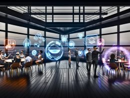 Hyperrealistische XR-Marketing Szene mit Menschen, die AR- und MR-Brillen tragen. Digitale 3D-Werbeobjekte und transparente Werbelayer schweben über einem echten Tisch in einem futuristischen Loft mit Ausblick auf die Stadt.