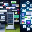 Digitale Collage mit Vergleich zwischen klassischer Werbeanzeigen-Strategie mit AdSense und modernen Ads Revenue-Technologien wie Header Bidding, Native, Video- und Sticky-Ads sowie Analysetools.