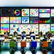 Diverses Team aus Digital Marketers arbeitet konzentriert im modernen Büro mit Laptops, großen Monitoren und kostenlosen SEO-Tools. Die Wand ist mit Notizen, SERP-Charts und Sitemaps ausgefüllt, während die UIs von PageSpeed Insights, Google Search Console und weiteren prominent zu sehen sind.
