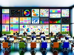Diverses Team aus Digital Marketers arbeitet konzentriert im modernen Büro mit Laptops, großen Monitoren und kostenlosen SEO-Tools. Die Wand ist mit Notizen, SERP-Charts und Sitemaps ausgefüllt, während die UIs von PageSpeed Insights, Google Search Console und weiteren prominent zu sehen sind.