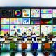 Diverses Team aus Digital Marketers arbeitet konzentriert im modernen Büro mit Laptops, großen Monitoren und kostenlosen SEO-Tools. Die Wand ist mit Notizen, SERP-Charts und Sitemaps ausgefüllt, während die UIs von PageSpeed Insights, Google Search Console und weiteren prominent zu sehen sind.
