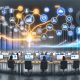 Großraumbüro mit Marketing-Team vor digitalen Dashboards, zentrale KPIs auf leuchtendem Monitor; visuelle Gegenüberstellung von Datenchaos und integriertem Dashboard, Infografik mit Schritten von Zieldefinition bis Optimierung, Tech-Symbole wie BigQuery, Stolperfallen wie Datensilos und ein Marketer an einer Kommandozentrale.