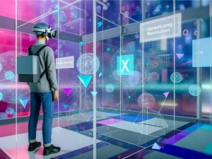Person mit futuristischem XR-Headset in bunter, digitaler Umgebung mit schwebenden Hologramm-Werbeanzeigen und transparenten Bannern