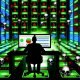 Futuristische Illustration: Mensch vor komplexem SEO Dashboard mit Score-Karten und zerfallenden Webseiten in einer Matrix-Digitalwelt.