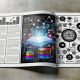 Doppelseite eines Magazins mit leuchtendem SEO-Dashboard, das Ladezeiten und Rankingfaktoren zeigt, neben einem Stapel moderner und veralteter Bilddateitypen, vernetzt mit SEO-Symbolen und einer zentral fokussierten Website.