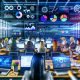 Marketing-Profis in einem modernen Büro analysieren große Daten-Dashboards mit KPIs wie Conversion Rate, ROAS und CTR auf Bildschirmen, umgeben von Tools wie Google Analytics, Tableau und CRM-Systemen.