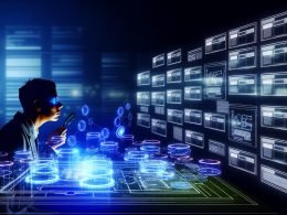 Futuristische Illustration eines digitalen Arbeitsplatzes mit Wireframes, Content-Clusters und leuchtenden Knotenpunkten, während eine Fachperson komplexe SEO-Daten und Conversion-Diagramme auswertet.