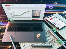 Moderner Arbeitsplatz mit Laptop und YouTube-Analytics Dashboard, umgeben von Notizen, Markern, Smartphone mit erfolgreich gepostetem Video und leuchtenden Datenströmen.