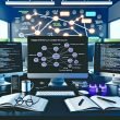 Arbeitsplatz mit drei großen Monitoren, die ein digitales Architekturdiagramm eines Affiliate Content Frameworks sowie SEO-Begriffe und Analysen darstellen, daneben Notizbücher, Smartphones mit Analytics und Whiteboard im Hintergrund.
