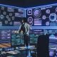 Futuristisches Newsroom mit Content-Strategin an interaktivem Display, digitalen Dashboards, Datenflows und holografischen Visualisierungen.
