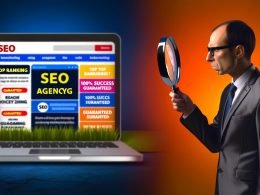 Split-Screen-Bild: Links glänzende SEO-Agentur-Webseiten auf Laptop und Smartphone, rechts ein skeptischer Mann in Business-Kleidung mit Lupe, im Hintergrund unscharfe Erfolgsversprechen.